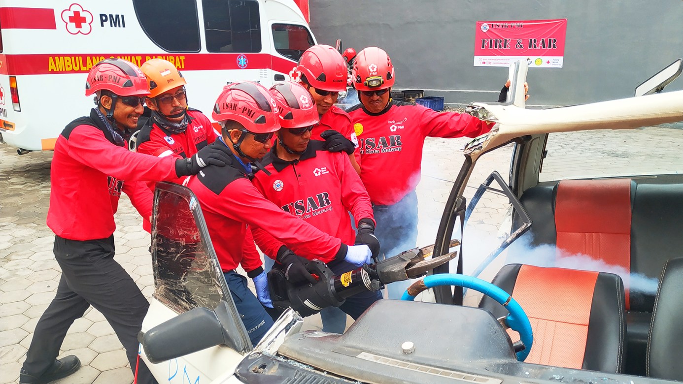 first aid accident kecelakaan diklat PMI PMR KSR relawan indramayu korps Red Cross Indonesia website