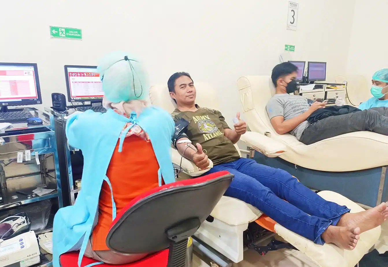 Relawan-PMI-PMR-KSR-indramayu-donor-darah-warga-bantuan-bencana-Indonesian-red-cross-bulan-sabit-Palang-Merah